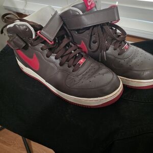 Nike Men's Chocolate Brown and Crimson Sneakers